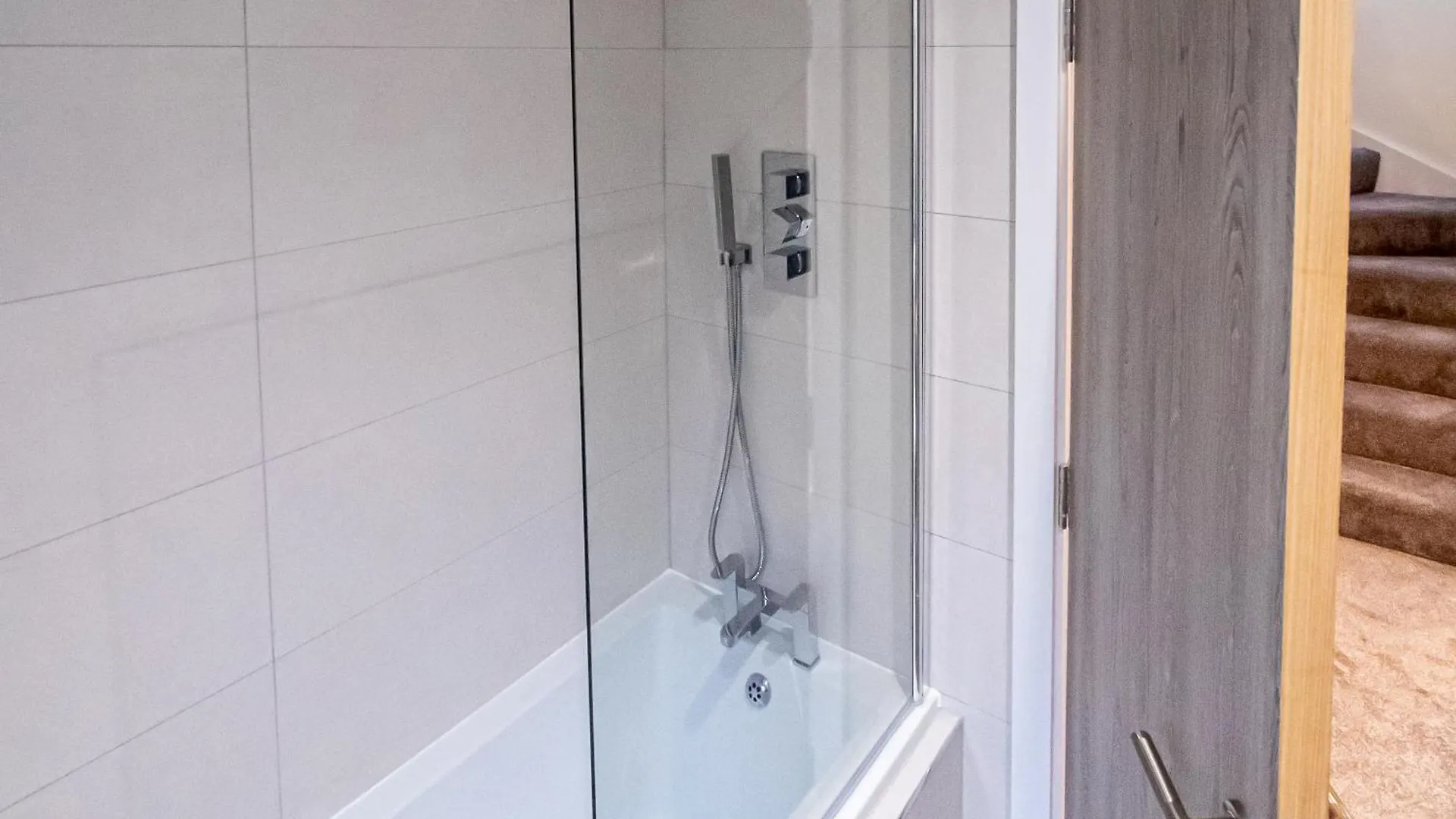 Modern 4-Bed Townhouse, Conveniently Located Near Leeds City Centre - Perfect For Corporate Stays 0*, Leeds (West Yorkshire) Wielka Brytania