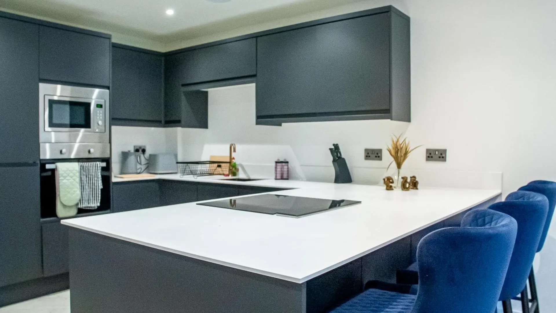 Modern 4-Bed Townhouse, Conveniently Located Near Leeds City Centre - Perfect For Corporate Stays